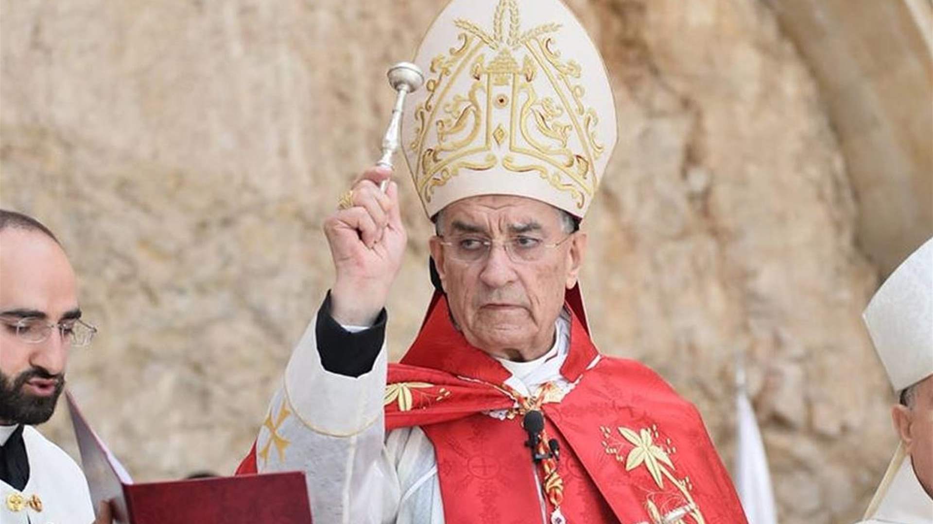 البطريرك الراعي يحذر من تدهور الأوضاع المعيشية ويطالب باحتكار الدولة للسلاح