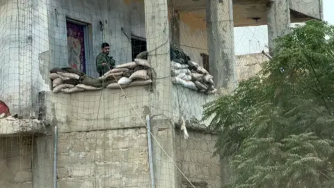 إسرائيل تعزز وجودها العسكري في جنوب لبنان وتؤسس لمنطقة أمنية طويلة الأمد