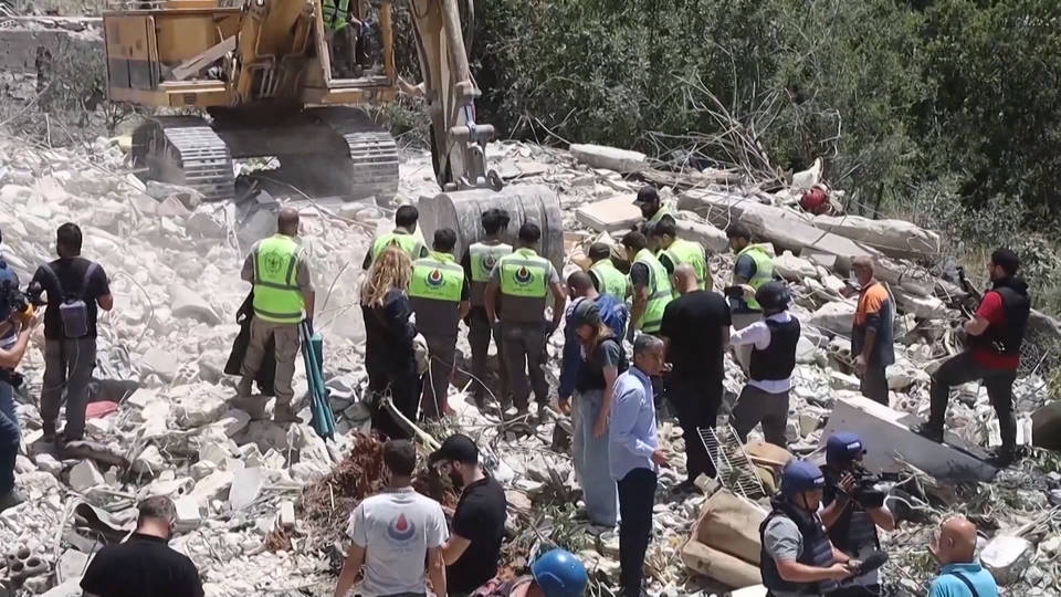 مقتل ستة أشخاص بينهم مسعفون وطفل سوري في غارة إسرائيلية على جنوب لبنان