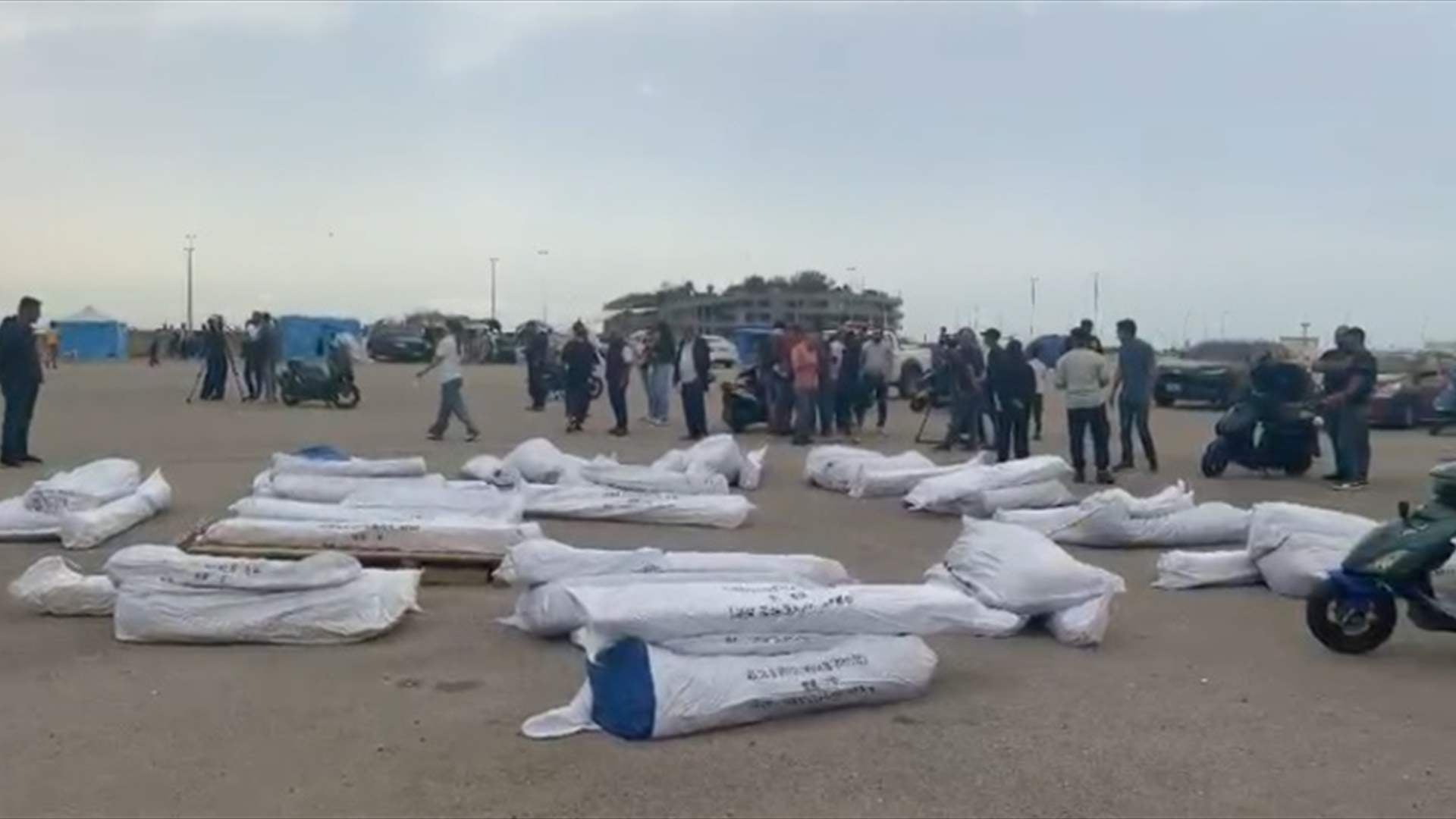السلطات اللبنانية تبدأ نقل النازحين من واجهة بيروت البحرية في خطوة تنظيمية شاملة