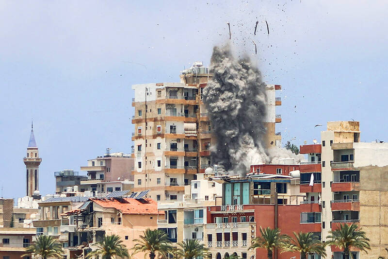 غارة إسرائيلية دامية على صور توقع قتلى وتحذيرات بالإخلاء الشامل