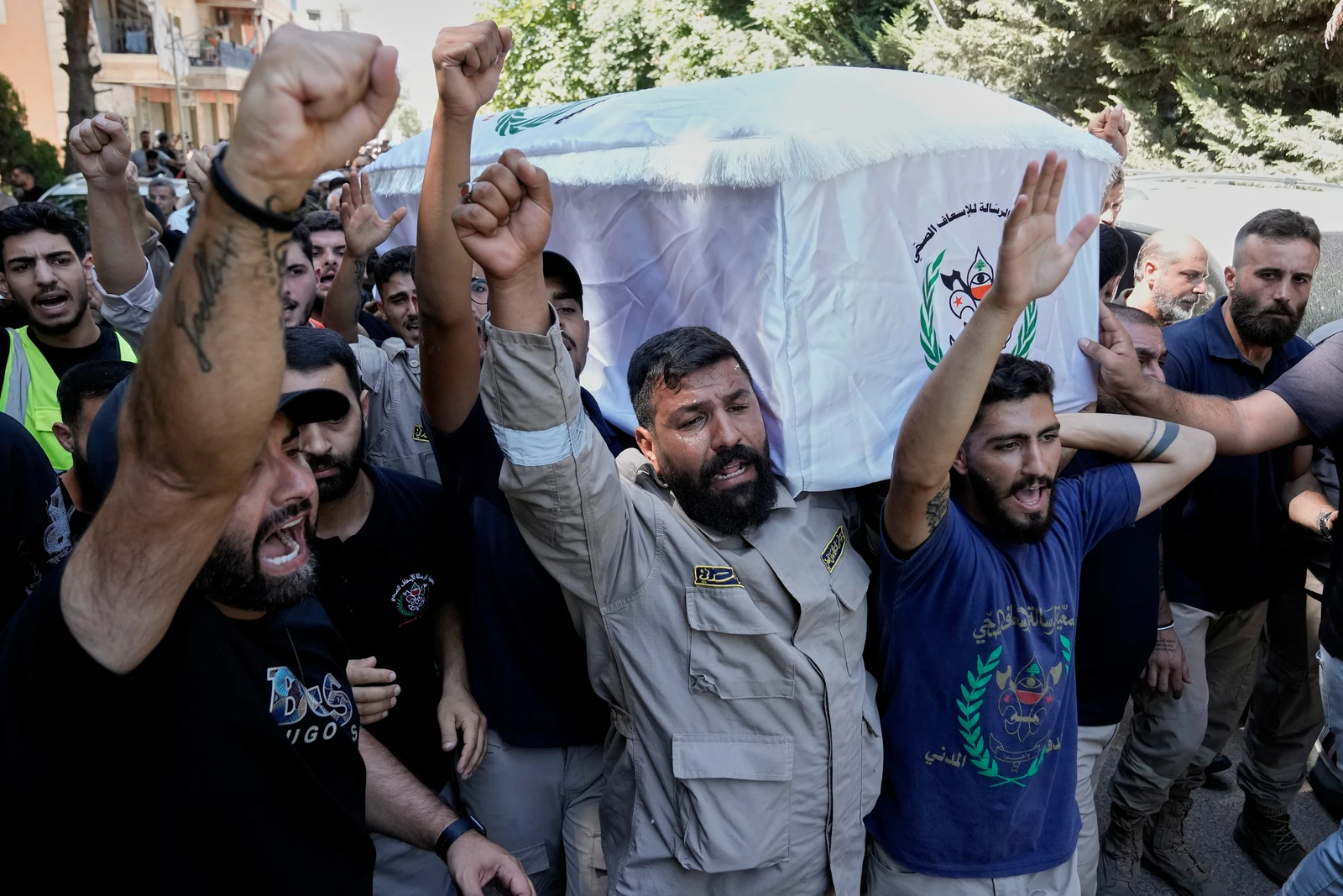 مئات يشيعون ضحايا غارة إسرائيلية في جنوب لبنان وسط تصاعد التوترات